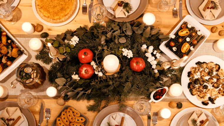 Dukat för julbord med mat, tallrikar och grandekoration