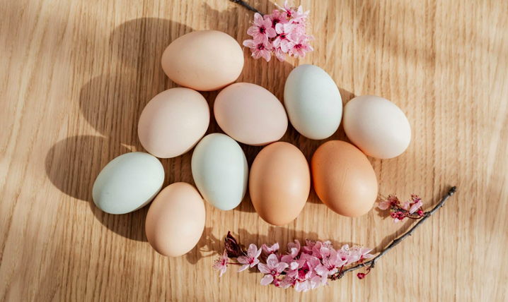 Flera påskägg på bord